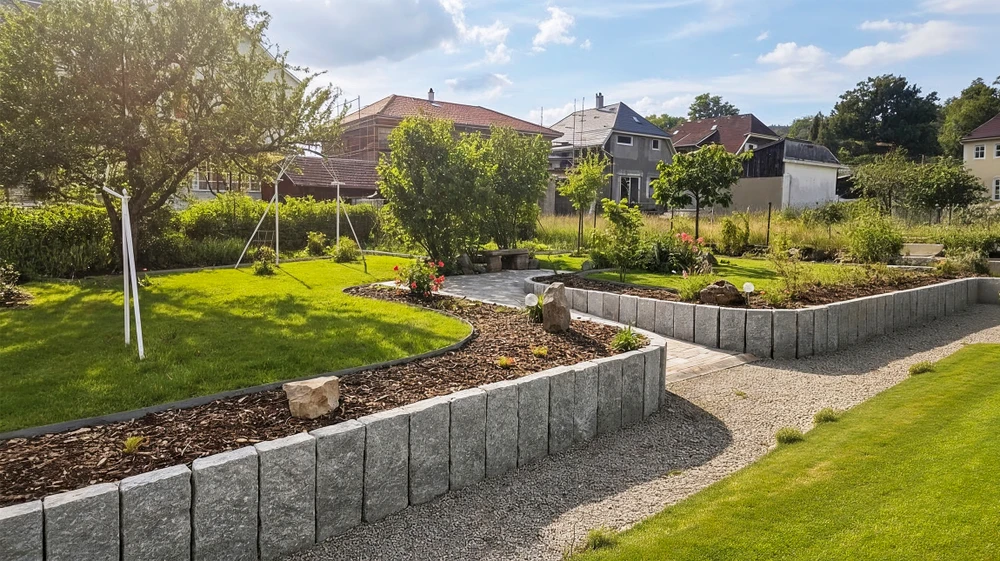 Jardin d'été avec arbustes et fleurs à fleurs